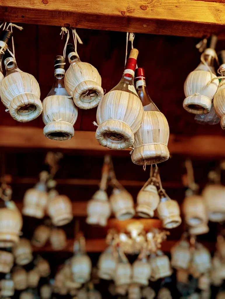 Wijnflessen aan het plafond bij Casanova